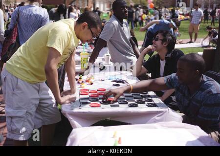 Les étudiants et les membres de l'université John Hopkins de Baltimore et les communautés jouent dans les stations de jeux mis en place pour foire de printemps, un festival annuel avec musique, nourriture, shopping, et bien plus qu'a lieu chaque printemps sur l'homewood campus de l'université Johns Hopkins de Baltimore, Maryland, 2014. courtesy eric chen. Banque D'Images