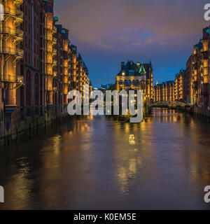 Château d'eau dans le vieux quartier d'entrepôts ou de Speicherstadt, Hambourg, Allemagne Banque D'Images