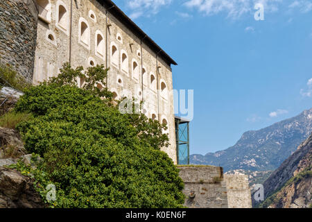 Le fort de Bard, Valle d'Aosta, Italie - 18 août 2017 : la défense de la construction militaire historique fort de Bard. Forteresse médiévale touristique dans la région des Alpes italiennes. Loca Banque D'Images