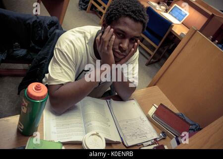 Étudiant travaillant dans la région de Milton S. Eisenhower Bibliothèque pendant la semaine de lecture, une semaine où les élèves ont à étudier pour la finale 1996. Avec la permission de Eric Chen. Banque D'Images