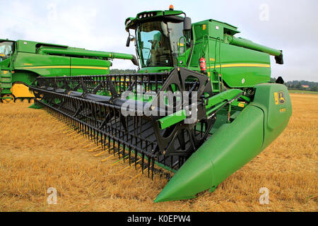 SALO, FINLANDE - le 18 août 2017 : Moissonneuse-batteuse John Deere T660 avec unité de coupe 630D sur champ de chaumes sur Puontin Peltopaivat la récolte agricole et Cu Banque D'Images