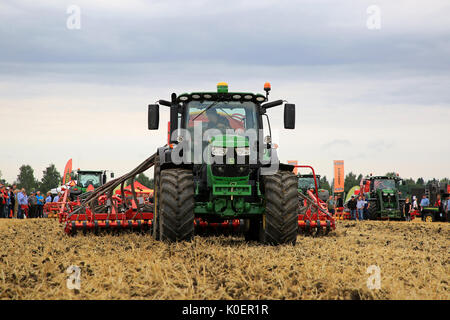 SALO, FINLANDE - le 18 août 2017 : agriculteur travaille avec John Deere 6155R tracteur Vaderstad et esprit 600C Puontin Peltopaivat semoir Agricole 2017 Banque D'Images