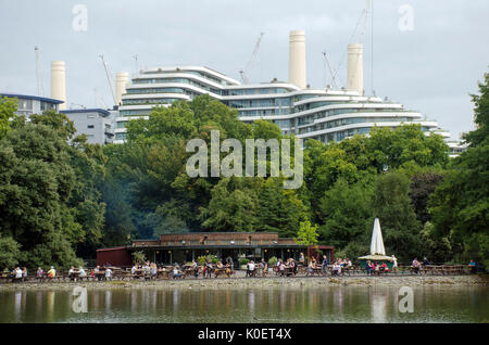 Londres, Royaume-Uni. Août 22, 2017. Météo britannique. Battersea Park soleil comme strom Greta apporte de bonnes conditions météorologiques. Credit : JOHNNY ARMSTEAD/Alamy Live News Banque D'Images