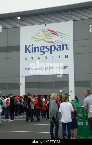 Belfast, Irlande du Nord,. Août 22, 2017. Fans de rugby pendant la Coupe du Monde de rugby féminin à Kingspan Stadium, à Belfast. Credit : Elsie Kibue/Alamy Live News Banque D'Images