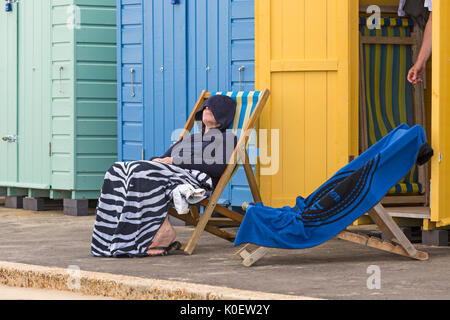 Bournemouth, Dorset, UK. Août 22, 2017. Météo France : après un démarrage par temps brumeux, mélangé avec du soleil et de douches à Bournemouth plages - les douches ne décourage pas les visiteurs de la position du bord de mer. Credit : Carolyn Jenkins/Alamy Live News Banque D'Images