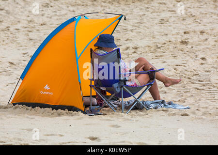 Bournemouth, Dorset, UK. Août 22, 2017. Météo France : après un démarrage par temps brumeux, mélangé avec du soleil et de douches à Bournemouth plages - les douches ne décourage pas les visiteurs de la position du bord de mer. Credit : Carolyn Jenkins/Alamy Live News Banque D'Images