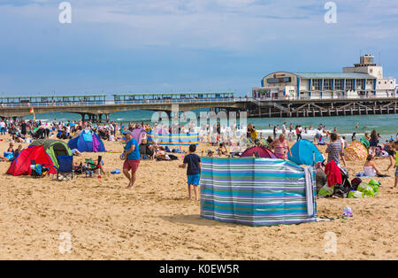 Bournemouth, Dorset, UK. Août 22, 2017. Météo France : après un démarrage par temps brumeux, mélangé avec du soleil et de douches à Bournemouth plages - les douches ne décourage pas les visiteurs de la position du bord de mer. Credit : Carolyn Jenkins/Alamy Live News Banque D'Images