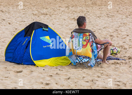 Bournemouth, Dorset, UK. Août 22, 2017. Météo France : après un démarrage par temps brumeux, mélangé avec du soleil et de douches à Bournemouth plages - les douches ne décourage pas les visiteurs de la position du bord de mer. Credit : Carolyn Jenkins/Alamy Live News Banque D'Images