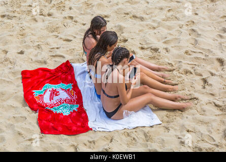 Bournemouth, Dorset, UK. Août 22, 2017. Météo France : après un démarrage par temps brumeux, mélangé avec du soleil et de douches à Bournemouth plages - les douches ne décourage pas les visiteurs de la position du bord de mer. Credit : Carolyn Jenkins/Alamy Live News Banque D'Images