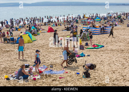 Bournemouth, Dorset, UK. Août 22, 2017. Météo France : après un démarrage par temps brumeux, mélangé avec du soleil et de douches à Bournemouth plages - les douches ne décourage pas les visiteurs de la position du bord de mer. Credit : Carolyn Jenkins/Alamy Live News Banque D'Images