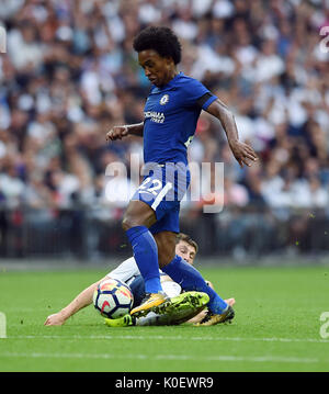 WILLIAN DE CHELSEA est contesté par BEN DAVIES DE Tottenham Hotspur Tottenham Hotspur V CHELSEA Tottenham Hotspur V CHELSEA, Premier League stade de Wembley, LONDRES, ANGLETERRE 20 août 2017 PREMIER LEAGUE GBA2639 20/08/17 ATTENTION ! Cette photo ne peut être utilisée que pour les journaux et/ou à des fins d'édition de magazines. Ne peut être utilisé pour les publications impliquant 1 joueur, 1 ou 1 Concours Club sans autorisation écrite de Football DataCo Ltd. Pour toute question, veuillez communiquer avec le Football DataCo Ltd au  +44 (0) 207 864 9121 Banque D'Images