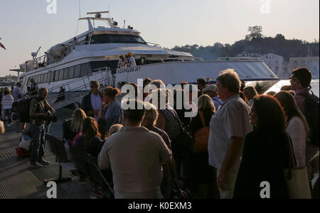 Séisme à Ischia, 2 décès et la destruction à Casamacciola. 2600 personnes déplacées. Dans la photo de touristes abandonner Ischia. 22/08/2017, Ischia, Italie Banque D'Images