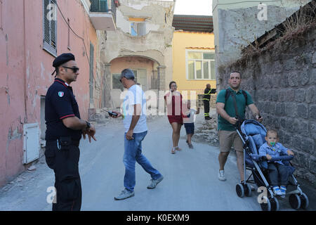 Séisme à Ischia, 2 décès et la destruction à Casamacciola. 2600 personnes déplacées. Dans la photo de touristes abandonner Ischia. 22/08/2017, Ischia, Italie Banque D'Images