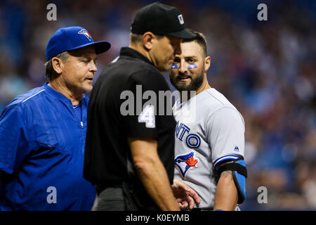 22 août 2017 - Saint Petersburg, Floride, États-Unis - sera VRAGOVIC | fois.Blue Jays de Toronto manager John Gibbons (5) sépare champ centre Kevin pilier (11) du juge-arbitre Le Tchad Fairchild (4) comme il est éjecté dans la troisième manche du match entre les Blue Jays de Toronto et les Rays de Tampa Bay au Tropicana Field à Saint-Pétersbourg, en Floride, le mardi 22 août, 2017. (Crédit Image : © Vous Vragovic/Tampa Bay Times via Zuma sur le fil) Banque D'Images