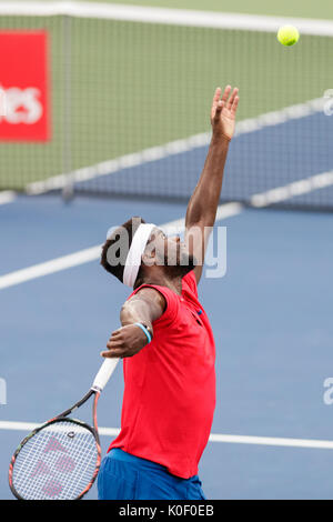 17 août 2017 : Frances Tiafoe (USA) en action lors du troisième tour à l'Ouest et du Sud 2017 tournoi Open de tennis qui se joue à l'Linder Family Tennis Center à Mason, Ohio. Adam Lacy/CSM Banque D'Images