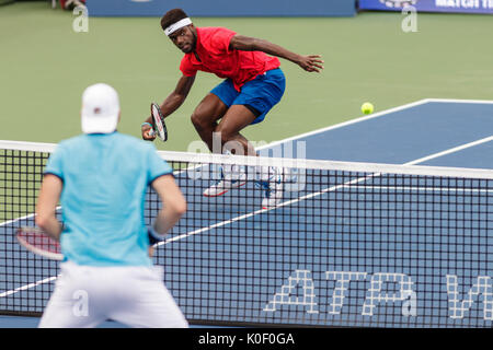 17 août 2017 : Frances Tiafoe (USA) en action lors du troisième tour à l'Ouest et du Sud 2017 tournoi Open de tennis qui se joue à l'Linder Family Tennis Center à Mason, Ohio. Adam Lacy/CSM Banque D'Images