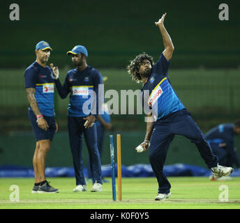 Pallekele, Sri Lanka. Août 22, 2017. Sri Lanka's Lasith Malinga (R) fournit le ballon comme l'entraîneur de la SRIA Lanka Pothas Nic (L) et le capitaine Upul Tharanga (C) Regard sur la pratique au cours d'une session à l'International Cricket Pallekele Pallekele Stade le 22 août 2017 Credit : Lahiru Harshana/Alamy Live News Banque D'Images