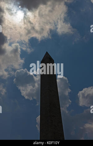 Eclipse solaire près de Washington Monument en capital. Août 21, 2017 événement astronomique dans la capitale américaine. Banque D'Images