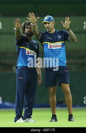 Pallekele, Sri Lanka. Août 22, 2017. Sri Lanka Cricket ancienne légende Angelo Mathews(L) offre la balle comme l'entraîneur de la SRIA Lanka Pothas Nic (R2) et le capitaine Upul Tharanga (R1) regardez sur la pratique au cours d'une session à l'International Cricket Pallekele Pallekele Stade le 22 août 2017 Credit : Lahiru Harshana/Alamy Live News Banque D'Images