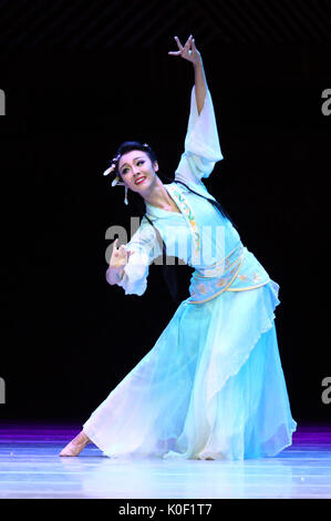 (170823) -- SHENYANG, 23 août 2017 (Xinhua) -- une actrice joue dans la danse ethnique 'Huang Daopo" au Grand Théâtre de Liaoning à Shenyang, capitale de la province du Liaoning en Chine du nord-est, le 22 août, 2017. 'Huang Daopo danse' raconte l'histoire de Huang Daopo, qui a amélioré les fileurs de compétences pour le groupe ethnique Li en Chine du sud de l'île de Hainan à la fin de la dynastie Song (960-1279) et au début de la dynastie des Yuan (1271-1368). (Xinhua/Huang Jinkun) (wsw) Banque D'Images