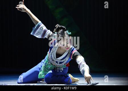 (170823) -- SHENYANG, 23 août 2017 (Xinhua) -- une actrice joue dans la danse ethnique 'Huang Daopo" au Grand Théâtre de Liaoning à Shenyang, capitale de la province du Liaoning en Chine du nord-est, le 22 août, 2017. 'Huang Daopo danse' raconte l'histoire de Huang Daopo, qui a amélioré les fileurs de compétences pour le groupe ethnique Li en Chine du sud de l'île de Hainan à la fin de la dynastie Song (960-1279) et au début de la dynastie des Yuan (1271-1368). (Xinhua/Huang Jinkun) (wsw) Banque D'Images