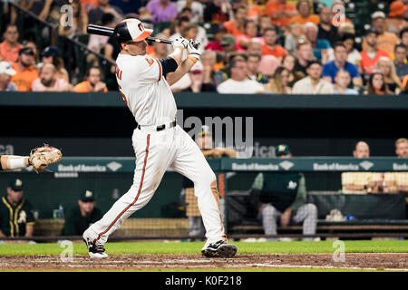 Baltimore, USA. Août 22, 2017. Le voltigeur des orioles de Baltimore, Trey Mancini (16) des célibataires au cours de MLB match entre Oakland Athletics et Baltimore Orioles à l'Oriole Park at Camden Yards de Baltimore, Maryland. Credit : Cal Sport Media/Alamy Live News Banque D'Images