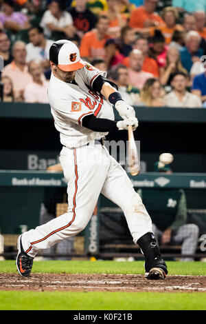 Baltimore, USA. Août 22, 2017. Baltimore Orioles catcher Caleb Joseph (36) des célibataires au cours de MLB match entre Oakland Athletics et Baltimore Orioles à l'Oriole Park at Camden Yards de Baltimore, Maryland. Credit : Cal Sport Media/Alamy Live News Banque D'Images