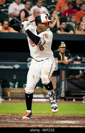 Baltimore, USA. Août 22, 2017. Le deuxième but Des Orioles de Baltimore, Jonathan Schoop (6) des célibataires au cours de MLB match entre Oakland Athletics et Baltimore Orioles à l'Oriole Park at Camden Yards de Baltimore, Maryland. Credit : Cal Sport Media/Alamy Live News Banque D'Images