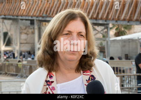 Jérusalem, Israël. Août 23, 2017. Anat Hoffman, Présidente du Conseil des femmes du mur, au cours d'une entrevue avant Roch HaHodesh Eloul prière au Mur Occidental à Jérusalem. Credit : Valentin/Sama-Rojo Alamy Live News Banque D'Images