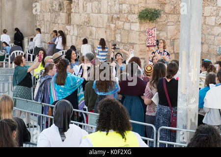 Jérusalem, Israël. Août 23, 2017. Anat Hoffman, Présidente du Conseil des femmes du Mur, tenant la Torah pendant Rosh HaHodesh Eloul prière au Mur Occidental à Jérusalem. Credit : Valentin/Sama-Rojo Alamy Live News Banque D'Images