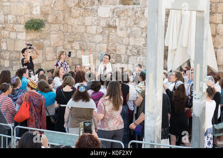 Jérusalem, Israël. Août 23, 2017. Femmes du mur tenant la Torah pendant Rosh HaHodesh Eloul prière au Mur Occidental à Jérusalem. Credit : Valentin/Sama-Rojo Alamy Live News Banque D'Images