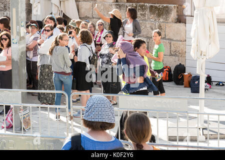 Jérusalem, Israël. Août 23, 2017. Membre de sécurité prive un manifestant pendant Rosh HaHodesh Eloul la prière des femmes du mur au Mur Occidental à Jérusalem. Credit : Valentin/Sama-Rojo Alamy Live News Banque D'Images