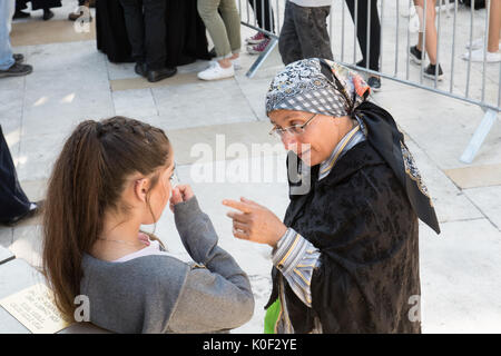 Jérusalem, Israël. Août 23, 2017. Femme parlant avec une des filles qui protestaient au cours de la femmes du Mur Roch HaHodesh Eloul prière au Mur Occidental à Jérusalem. Credit : Valentin/Sama-Rojo Alamy Live News Banque D'Images