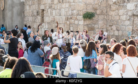 Jérusalem, Israël. Août 23, 2017. Femmes du mur jouant le Chofar pendant Rosh HaHodesh Eloul prière au Mur Occidental à Jérusalem. Credit : Valentin/Sama-Rojo Alamy Live News Banque D'Images