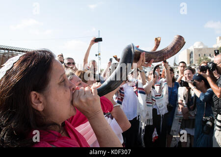 Jérusalem, Israël. Août 23, 2017. Femmes jouant le Chofar à la place du Mur occidental après la prière des femmes du Mur de Rosh HaHodesh Eloul. Credit : Valentin/Sama-Rojo Alamy Live News Banque D'Images