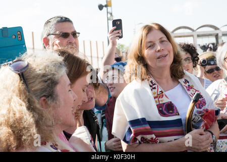 Jérusalem, Israël. Août 23, 2017. Anat Hoffman (R) le chant à la place du Mur occidental après la prière des femmes du Mur de Rosh HaHodesh Eloul. Credit : Valentin/Sama-Rojo Alamy Live News Banque D'Images