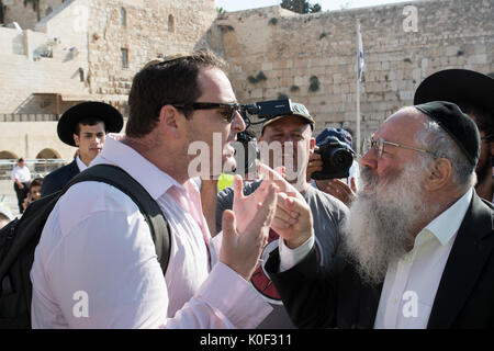 Jérusalem, Israël. Août 23, 2017. Deux hommes religieux à la place du Mur occidental après la prière des femmes du Mur de Rosh HaHodesh Eloul. Credit : Valentin/Sama-Rojo Alamy Live News Banque D'Images