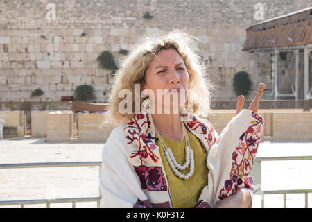 Jérusalem, Israël. Août 23, 2017. Shapira-Rosenberg Riki, membre du conseil des femmes du Mur, portant la Torah après la prière de Rosh HaHodesh Eloul. Credit : Valentin/Sama-Rojo Alamy Live News Banque D'Images