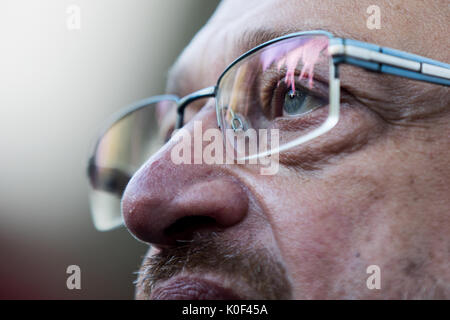 Dpatop - le candidat du SPD au poste de chancelier, Martin Schulz, parlant aux journalistes à Iserlohn, Allemagne, 23 août 2017. Schulz a visité une réunion des employés de l'entreprise bref dans le Parkhalle. Photo : Marcel Kusch/dpa Banque D'Images