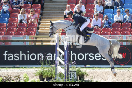 Göteborg, Suède. Août 23, 2017. Cavalier allemand René Tebbel équitation pour l'Ukraine sur son cheval Cosun au FEI Longines European Championships 2017 à Göteborg, Suède, 23 août 2017. Photo : Friso Gentsch/dpa/Alamy Live News Banque D'Images