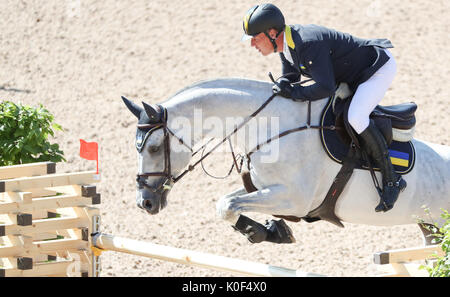 Göteborg, Suède. Août 23, 2017. Cavalier allemand René Tebbel équitation pour l'Ukraine sur son cheval Cosun au FEI Longines European Championships 2017 à Göteborg, Suède, 23 août 2017. Photo : Friso Gentsch/dpa/Alamy Live News Banque D'Images