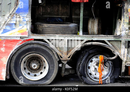 Valencia, Carabobo, Venezuela. Août 23, 2017. Cinq personnes tuées et 40 blessés sont le résultat d'un accident d'autobus de la ligne express de l'Ouest, qui s'est produit dans l'autoroute Valencia-Puerto Cabello, dans l'État de Carabobo. L'unité a quitté le terminal de la ville voisine de Maracay, dans l'état d'Aragua, et renversé l'un de ses pneus. Survivants ont déclaré. Photo : Juan Carlos Hernandez Crédit : Juan Carlos Hernandez/ZUMA/Alamy Fil Live News Banque D'Images