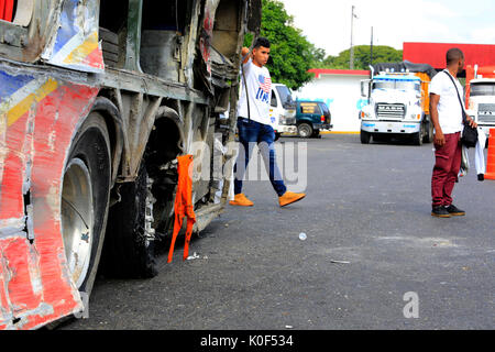 Valencia, Carabobo, Venezuela. Août 23, 2017. Cinq personnes tuées et 40 blessés sont le résultat d'un accident d'autobus de la ligne express de l'Ouest, qui s'est produit dans l'autoroute Valencia-Puerto Cabello, dans l'État de Carabobo. L'unité a quitté le terminal de la ville voisine de Maracay, dans l'état d'Aragua, et renversé l'un de ses pneus. Survivants ont déclaré. Photo : Juan Carlos Hernandez Crédit : Juan Carlos Hernandez/ZUMA/Alamy Fil Live News Banque D'Images