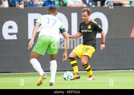 Mario GOETZE (re., Gotze, N) gegen Ohis Felix UDUOKHAI (WOB), action, Zweikampf, Fussball 1. Bundesliga, 1. Spieltag, VfL Wolfsburg (WOB) - Borussia Dortmund (NE) 0:3, am 19.08.2017 à Wolfsburg/ Deutschland. | Verwendung weltweit Banque D'Images