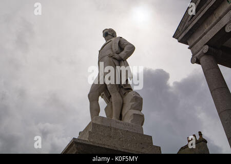 Penzance, Cornwall, UK. 23 août 2017. Météo britannique. Ciel gris au-dessus de la statue de Sir Humphry Davy, le célèbre chimiste et inventeur de Cornouailles, dans Penzance aujourd'hui. Sir Humphry comme été donné un pansement oculaire, pour marquer la tentative de record du monde ce week-end pour les la plupart des pirates en un seul endroit, d'être tenté dans Penzance. Crédit : Simon Maycock/Alamy Live News Banque D'Images