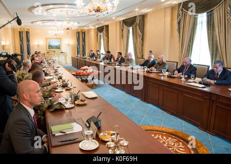 Le secrétaire américain à la Défense, James Mattis et délégation des entretiens avec le président régional kurde Massoud Barzani, à droite, le 22 août 2017 à Erbil, Irak. Banque D'Images