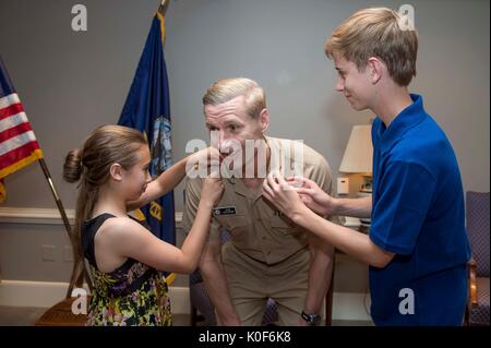 Washington, United States. Août 23, 2017. La Marine américaine Vice Adm. Joseph Aucoin, a ses enfants mis sur son nouveau trois étoiles broches collier après avoir été promu au grade de vice-amiral lors d'une cérémonie le 20 mai 2013 à Washington, DC. Aucoin a été relevé de ses fonctions en tant que commandant de la 7ème Flotte américaine le 23 août 2017 à la suite d'une série de collisions entre navires causant la mort de marins placés sous son commandement. Credit : Planetpix/Alamy Live News Banque D'Images