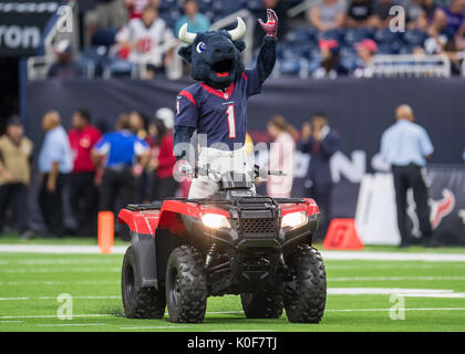 19 août 2017 : la mascotte des Houston Texans Toro entre dans le domaine avant d'une NFL football match pré-saison entre les Houston Texans et les New England Patriots à NRG Stadium à Houston, TX. Les Texans a gagné le match 27-23...Trask Smith/CSM Banque D'Images