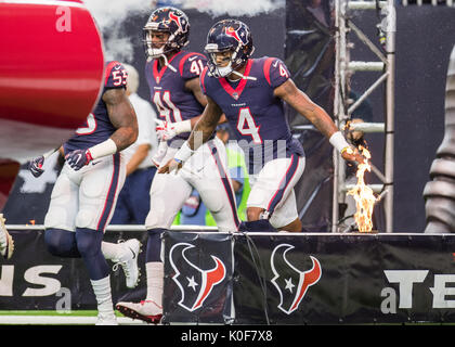 19 août 2017 : Houston Texans quarterback Deshaun Watson (4) entre dans le domaine avant d'une NFL football match pré-saison entre les Houston Texans et les New England Patriots à NRG Stadium à Houston, TX. Les Texans a gagné le match 27-23...Trask Smith/CSM Banque D'Images