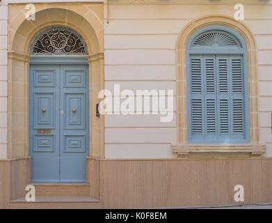 Ancienne porte et fenêtre peint à Malte. Banque D'Images